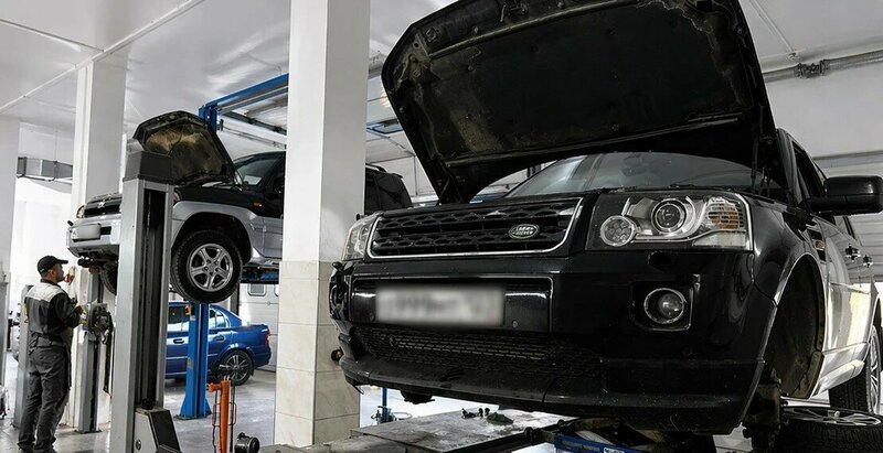 Land Rover на подъёмнике в автосервисе «Прайд»